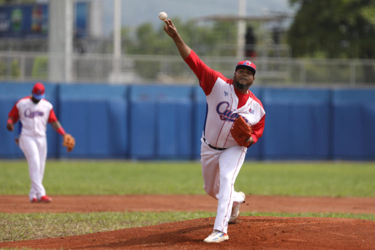 El pícher Carlos Viera de Cuba lanza hoy, a un partido de béisbol entre Cuba y México durante los Juegos Centroamericanos y del Caribe en San Salvador (El Salvador). EFE/ Miguel Lemus