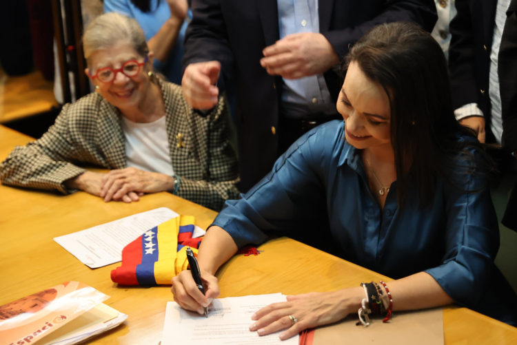 María Corina Machado, candidata del partido Vente Venezuela (VV) a las elecciones primarias de la oposición en Venezuela, fue registrada este viernes, 22 de octubre, al firmar su inscripción como aspirante, en Caracas (Venezuela). EFE/Miguel Gutiérrez