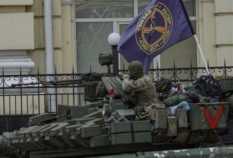 Un combatiente del grupo de mercenarios Wagner en un carro de combate que bloquea una calle en la localidad rusa de Rostov del Don. EFE/EPA