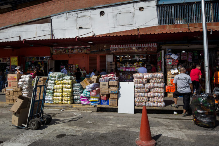 Fotografía de archivo donde se observa mercancía en locales comerciales en Caracas (Venezuela). EFE/Miguel Gutierrez
