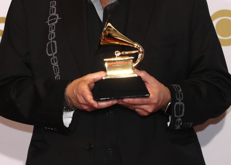 Vista de una estatuilla de los premios Grammy, en una fotografía de archivo. EFE/Etienne Laurent