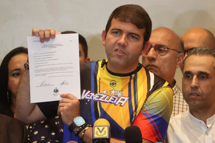 Carlos Prosperi, candidato del partido Acción Democrática (AD), muestra su inscripción hoy, en Caracas (Venezuela). EFE/Miguel Gutiérrez