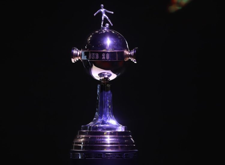El trofeo de la Copa Libertadores, en una fotografía de archivo. EFE/Nathalia Aguilar