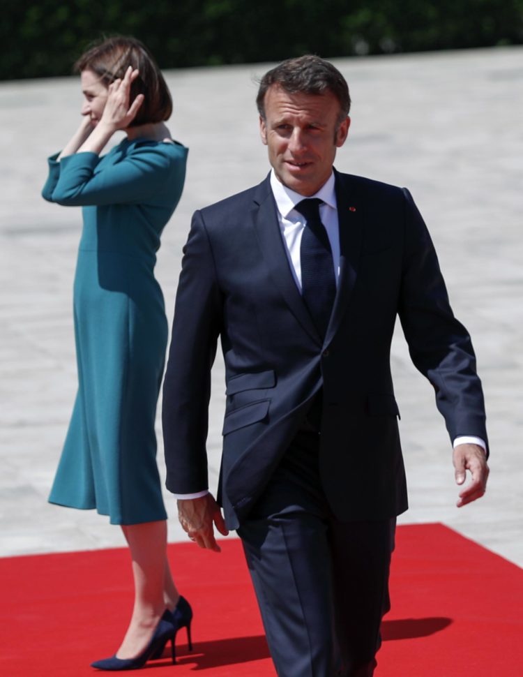 El presidente francés, Emmanuel Macron, (R) llega a la ceremonia de apertura de la Cumbre de la Comunidad Política Europea (EPC) en el Castillo Mimi en Bulboaca, Moldavia, el 01 de junio de 2023. EFE/EPA/DUMITRU DORU