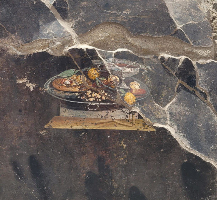 El análisis de un fresco que representa una naturaleza muerta descubierto recientemente en las nuevas excavaciones en Pompeya, la ciudad del sur de Italia destruida por el volcán Vesubio en el 79 d. C., han mostrado un sorprendente descubrimiento, pues aparece lo que podría ser un plato antepasado de la actual pizza, informó hoy el área arqueológica en una nota. EFE/Parque Arqueológico De Pompeya