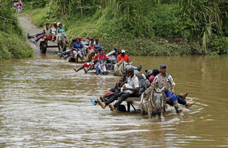 Fotografía de archivo fechada el 28 de septiembre de 2021 que muestra a migrantes haitianos mientras cruzan el río Guati en su viaje hacia el Tapón del Darién, en Acandí, Chocó (Colombia). EFE/ Mauricio Dueñas Castañeda