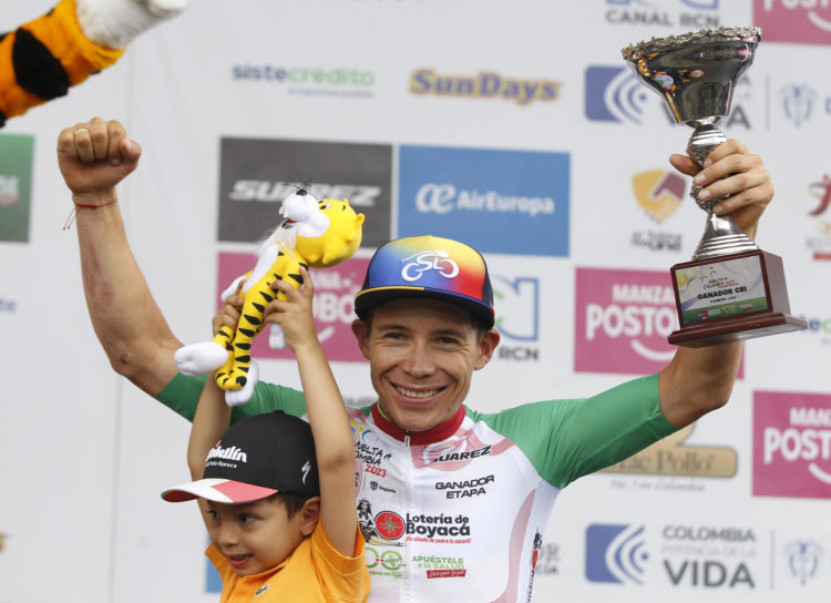 Miguel Ángel 'Supermán' López del Team Medellín celebra hoy tras ganar la novena etapa de la edición 73 de la Vuelta a Colombia, en el municipio de La Ceja, Antioquia (Colombia). EFE/ Luis Eduardo Noriega A