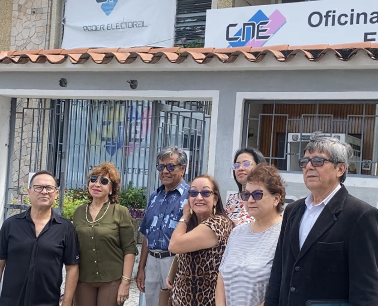 La Junta Regional de Primarias acudió este martes 6 de junio a la sede del Consejo Nacional Electoral en San Cristóbal. Foto: Mariana Duque