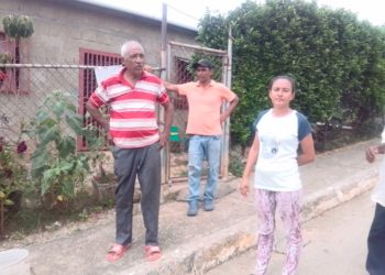 Con cisternas privados y a un alto costo se surten de agua en el sector Hugo Chávez de Valera
