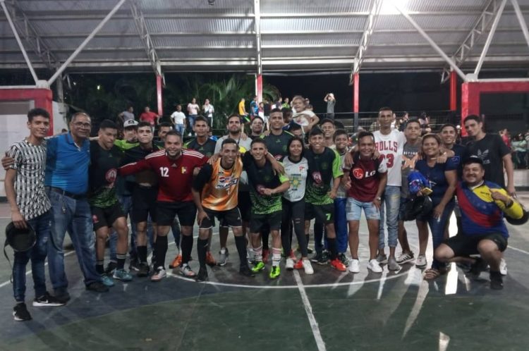 Atlético La Paz posó durante la celebración del titulo del Torneo Libre que le ganó a La Guacamaya Futsal