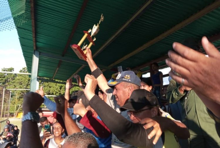  Los de la Policía Nacional Bolivariana saltan con el trofeo campeonil