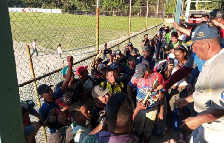 Policías dominaron el softbol Copa «Día Nacional del Ejército»