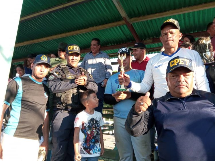 Policías dominaron el softbol Copa «Día Nacional del Ejército»