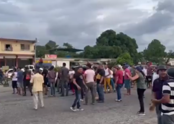 Protestan por gasolina en El Dividive