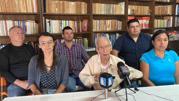 Walter Márquez acompañado de víctimas de violaciones de derechos humanos. Foto: Mariana Duque