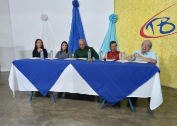 Especialistas ofrecen foro sobre cómo afectan las pantallas nuestro entorno familiar