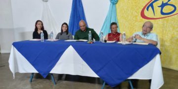 Especialistas ofrecen foro sobre cómo afectan las pantallas nuestro entorno familiar