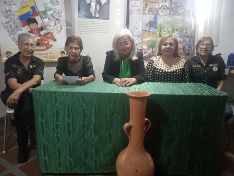 En el presidium junto a Marlene Briceño, Luisa González y Gladys Alarcón.