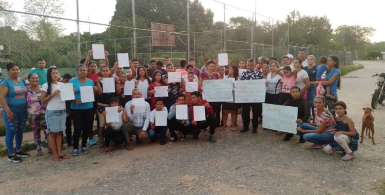 Vecinos y familiares de Tomás González, protestaron con pancartas rechazando su arbitraria detención.