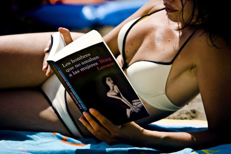 Imagen de archivo de una mujer que lee en la playa el primer volumen de la trilogía "Millennium", de Stieg Larsson. EFE/ Jorge Zapata