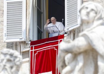 El papa reaparece ante los fieles tras su operación y agradece «de corazón» el afecto
