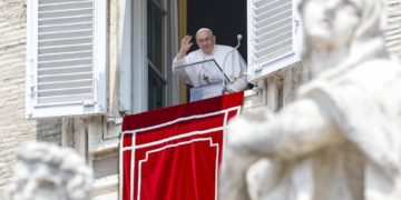 El papa reaparece ante los fieles tras su operación y agradece «de corazón» el afecto