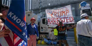 Trump pasa a disposición judicial antes de la lectura de cargos