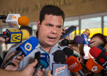 La mayoría opositora de Venezuela avala hacer las primarias sin asistencia del ente electoral