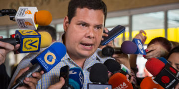 La mayoría opositora de Venezuela avala hacer las primarias sin asistencia del ente electoral