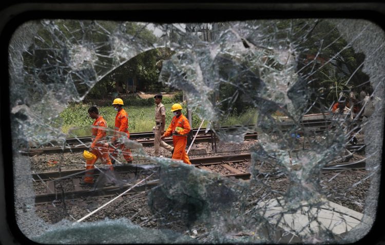 La Fuerza Nacional de Respuesta a Desastres Rescate continúa trabajando en el lugar de un accidente de tren en Odisha Balasore, India, este 3 de junio de 2023. EFE/EPA/PIYAL ADHIKARY