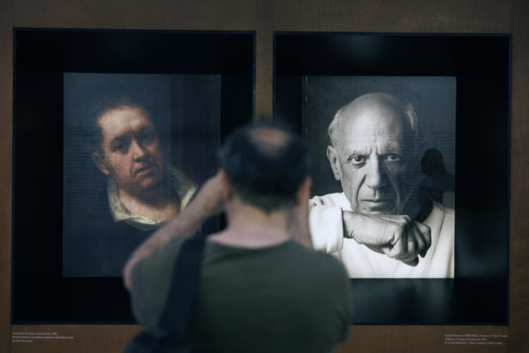 Imágenes de los pintores españoles Francisco de Goya (izquierda) y Pablo Picasso en la exposición "Tauromaquias" de Madrid. EFE/ Sergio Pérez