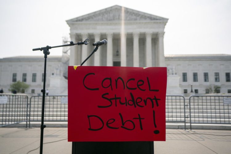 Vista de una pancarta con un mensaje de respaldo a la legalidad del plan del Gobierno de Joe Biden para cancelar la deuda estudiantil de millones de estudiantes universitarios, frente al Tribunal Supremo de EE.UU., este 30 de junio de 2023, en Washington. EFE/Shawn Thew