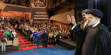 El presidente de Irán continúa su visita a Venezuela con un encuentro con jóvenes