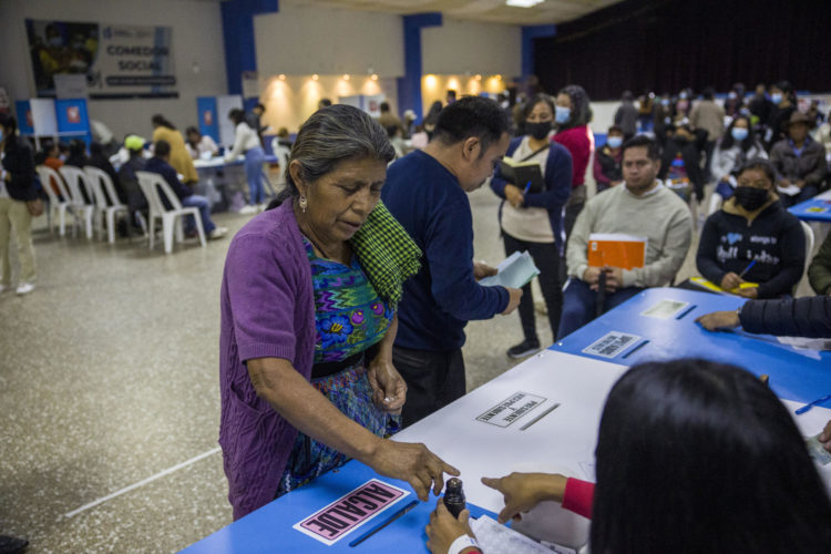 Ciudadanos votan hoy en las elecciones generales tras la apertura de los colegios electorales, en San Juan Sacatepéquez a 45 kilómetros de la Ciudad de Guatemala (Guatemala). EFE/Esteban Biba