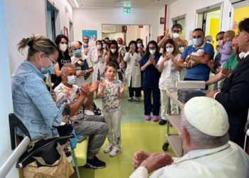 El papa visita a niños ingresados en oncología mientras se prepara para ser dado de alta