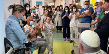 El papa visita a niños ingresados en oncología mientras se prepara para ser dado de alta