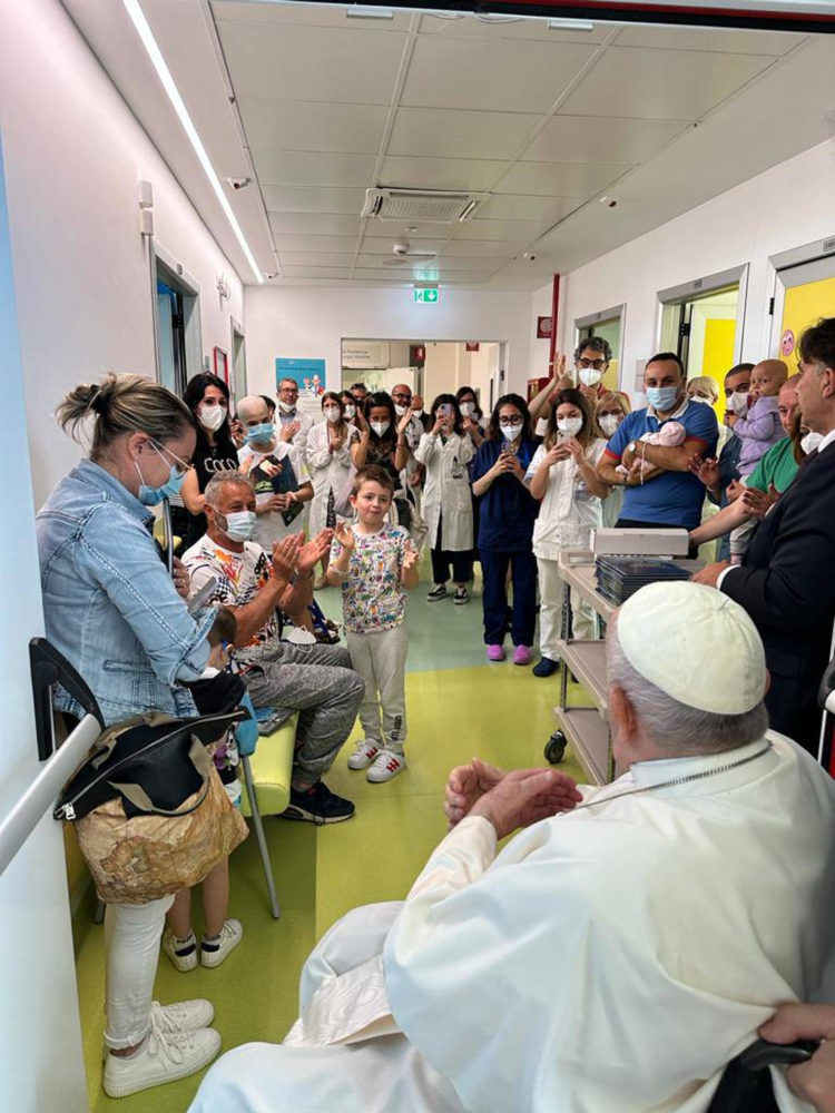 El papa Francisco en el departamento de oncología y neurocirugia pedriática del hospital Gemelli de Roma, donde se encuentra ingresado. EFE/Vatican Media