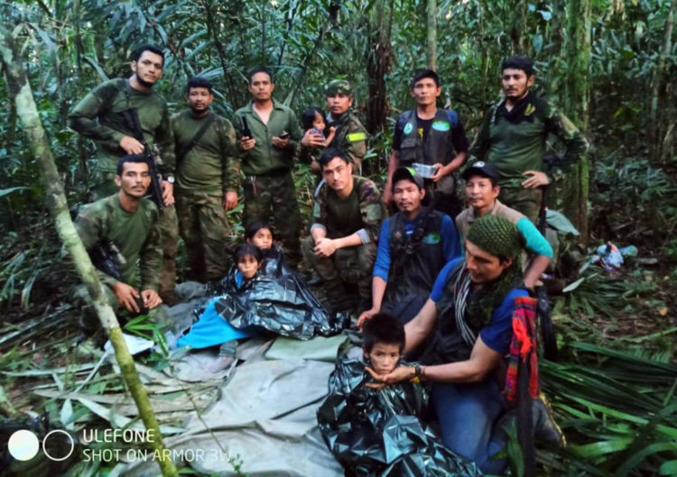 Fotografía cedida hoy por las Fuerzas Militares de Colombia que muestra a soldados e indígenas junto a los niños rescatados tras 40 días en la selva, en Guaviare (Colombia). EFE/ Fuerzas Militares de Colombia