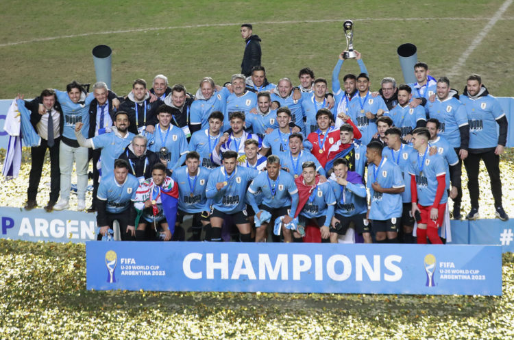 Jugadores de Uruguay posan con el trofeo de campeones de la Copa Mundial de Fútbol sub-20 tras vencer a Italia hoy, en el estadio Diego Armando Maradona en La Plata (Argentina). EFE/ Demian Alday Estevez