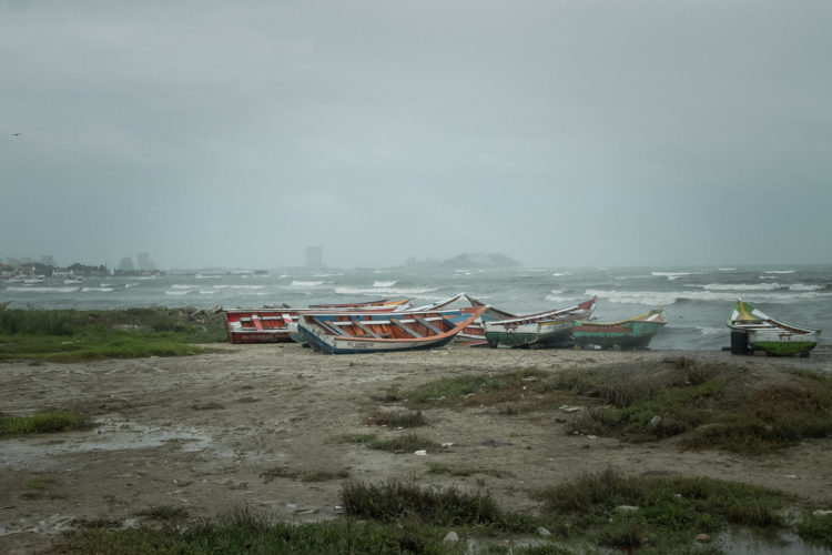 Fotografía de archivo de una playa afectada por las lluvias en Venezuela. EFE/Leonardo Vilacha