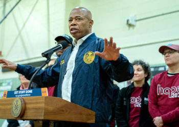 Nueva York abrirá otros dos centros de emergencia para los inmigrantes que siguen llegando