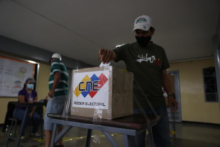 Un hombre ejerce su derecho al voto en una fotografía de archivo. EFE/ Miguel Gutiérrez