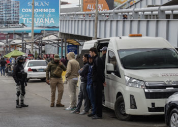 Autoridades mexicanas reubican a migrantes de campamento ubicado en la fronteriza Tijuana