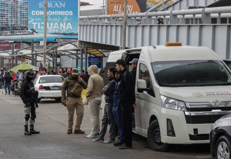 Miembros del Instituto Nacional de Migración (INM) y de la Guardia Nacional trasladan a migrantes hacia campamentos ubicados en Tijuana (México). EFE/Joebeth Terríquez