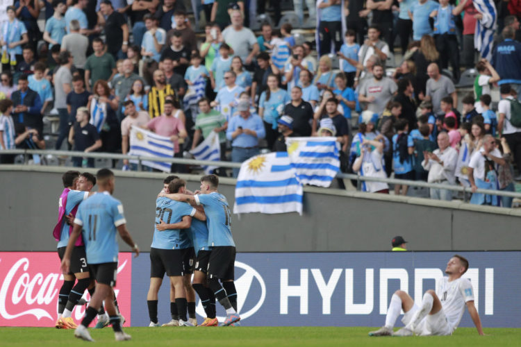 Jugadores de Uruguay fueron registrados este jueves, 8 de junio, al celebran su paso a la final del Mundial FIFA sub'20, tras derrotar 1-0 a Israel, en el estadio Diego Armando Maradona, en La Plata (Argentina). EFE/Demian Estévez