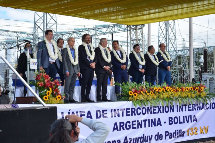 El presidente de Bolivia, Luis Arce (c2) y el presidente de Argentina, Alberto Fernández (c1), participan junto a más autoridades en la inauguración del sistema internacional de interconexión eléctrica "Juana Azurduy de Padilla", hoy, en Tarija (Bolivia). EFE/ Stringer