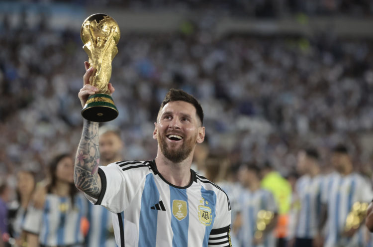 Lionel Messi levanta la Copa del Mundo conquistada en Qatar 2022. EFE/ Juan Ignacio Roncoroni