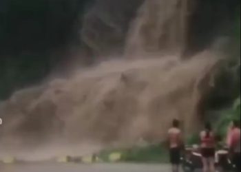 Repentino aumento de caudal cascada La Palmita sorprende a bañistas