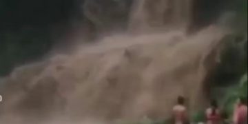 Repentino aumento de caudal cascada La Palmita sorprende a bañistas