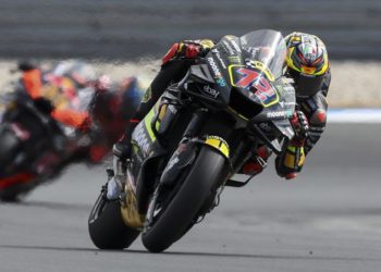 El italiano Bezzechi vence la carrera sprint, por delante de Bagnaia y Quartararo
